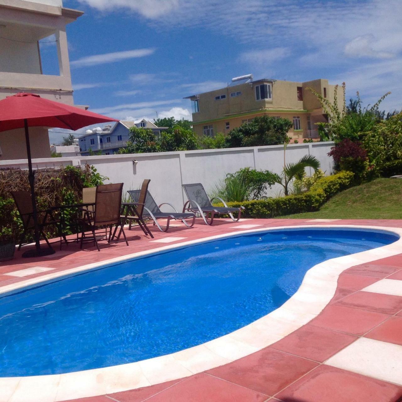 Fayruz Villa Is A 3 Bedroom, 3 Bathroom Detached House With Ac And Swimming Pool 5 Minutes Walk From Flic En Flac Public Beach Εξωτερικό φωτογραφία